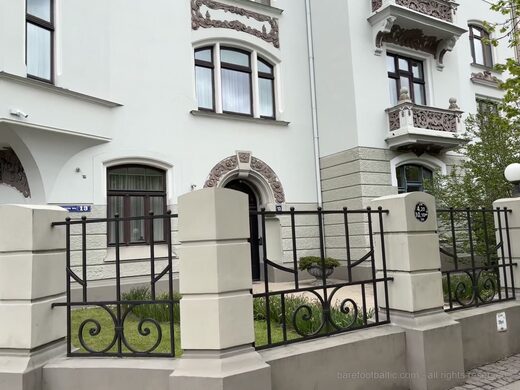 Fa&ccedil;ade Art nouveau dans le centre calme de Riga