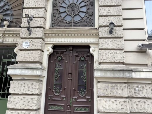 Porte sculpt&eacute;e dans le quartier Art nouveau de Riga
