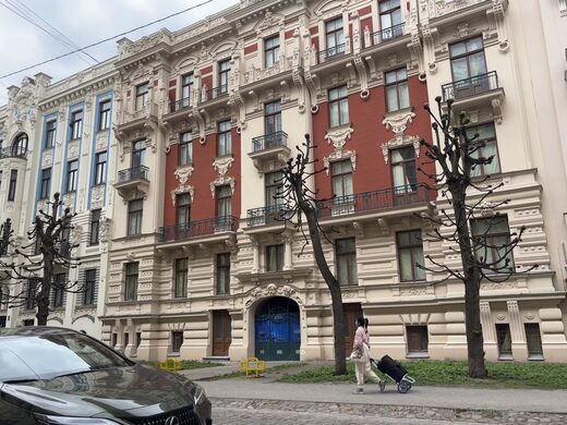 Fa&ccedil;ade rouge dans le quartier Art nouveau de Riga
