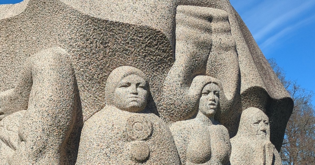 Graniidist skulptuur Dainu kalnsil, Rahvalaulude mäel, Turaidas, Lätis