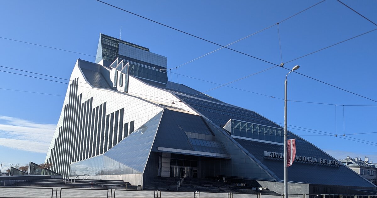 Valguse loss — Läti rahvusraamatukogu Riias selge taeva taustal.