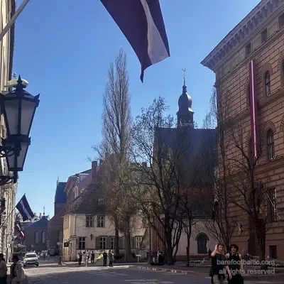 Die Saeima (das lettische Parlament) mit dem Spitzturm der Jakobskathedrale dar&uuml;ber, an der Jēkaba iela, Riga, Lettland