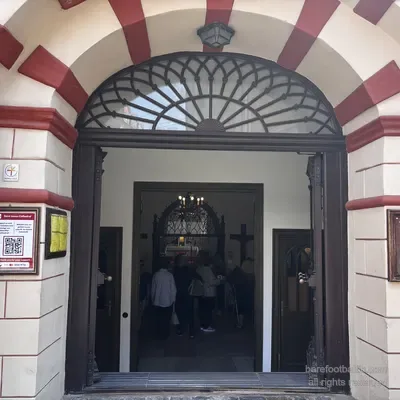 Das rot-wei&szlig;e barocke Eingangsportal der Jakobskathedrale, Riga, Lettland