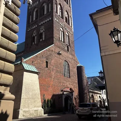 Der Turm der Jakobskathedrale aus einer Seitengasse, Backsteindetail, Riga, Lettland