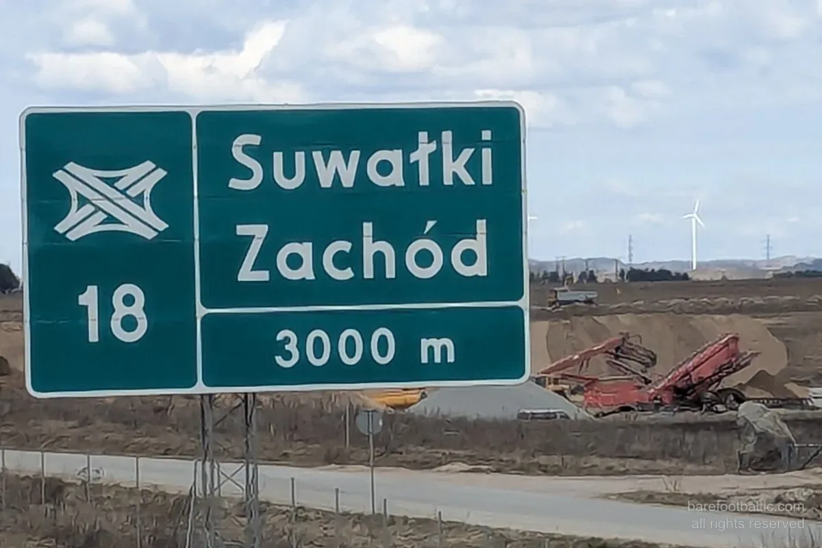 Panneau de sortie Suwałki Zachód sur la S61 traversant le Passage de Suwałki, nord-est de la Pologne.