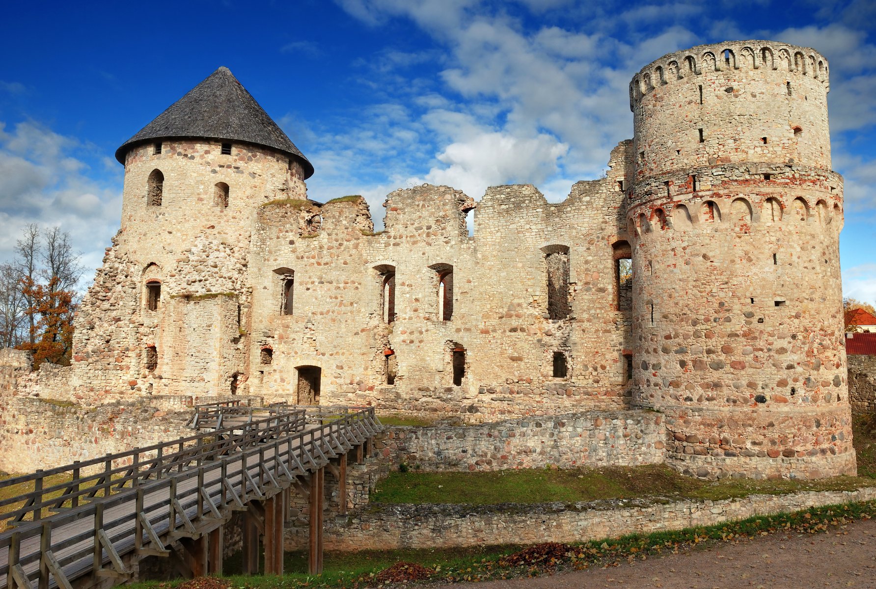 Viduramžių Cēsu pilies griuvėsių išorė, raudonų plytų sienos rudens šviesoje, Latvija