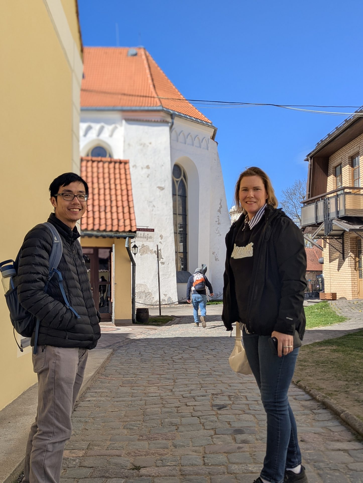 Viduramžių Cēsu pilies vidus, akmens sienos, apšviestos žvakių žibintu, Latvija