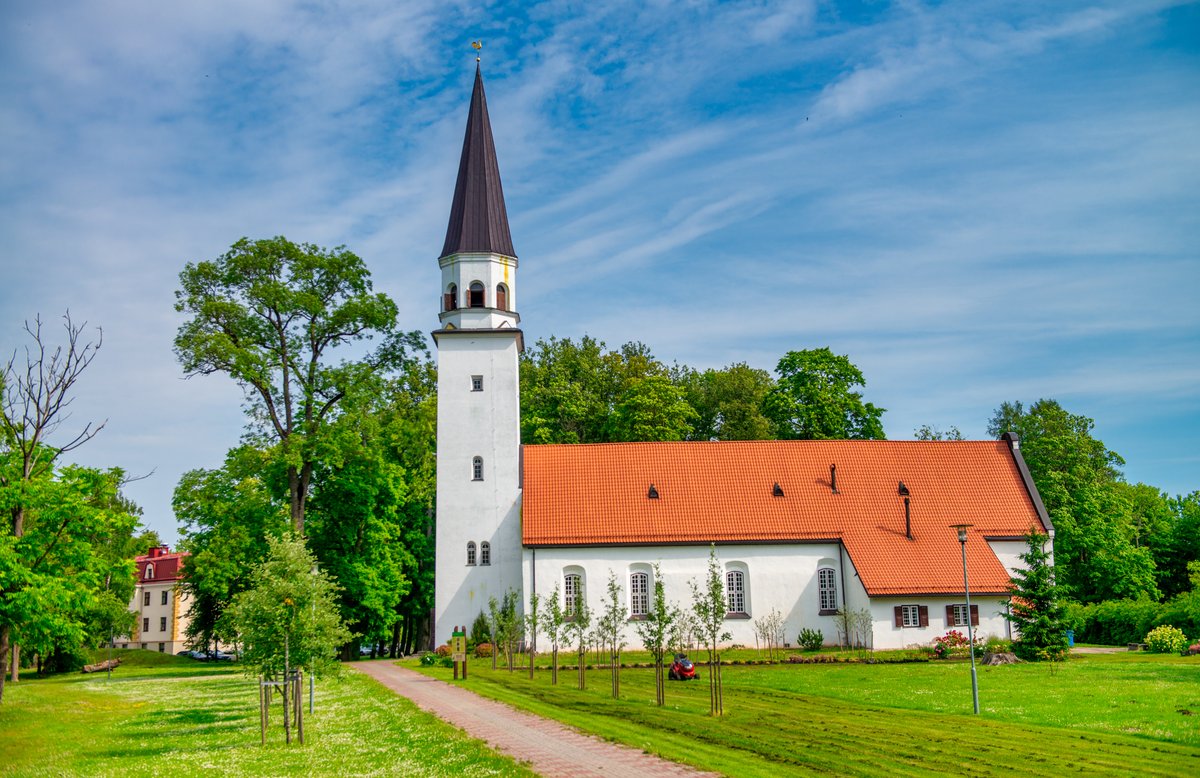 Sv. Jāņa bažnyčios (Sv. Jāņa baznīca) bokštas virš Cēsis senamiesčio stogų, Latvija
