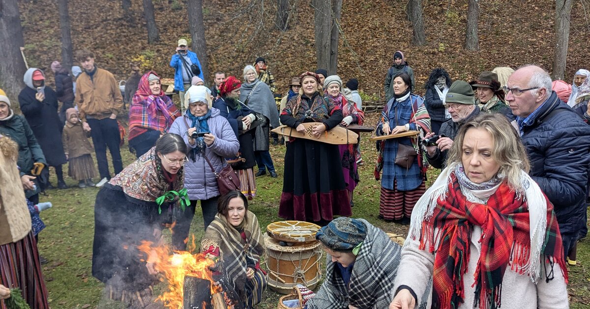 Külastajad rahvariietes Mārtiņdiena lõkke ümber Läti etnograafilises vabaõhumuuseumis, Riias.