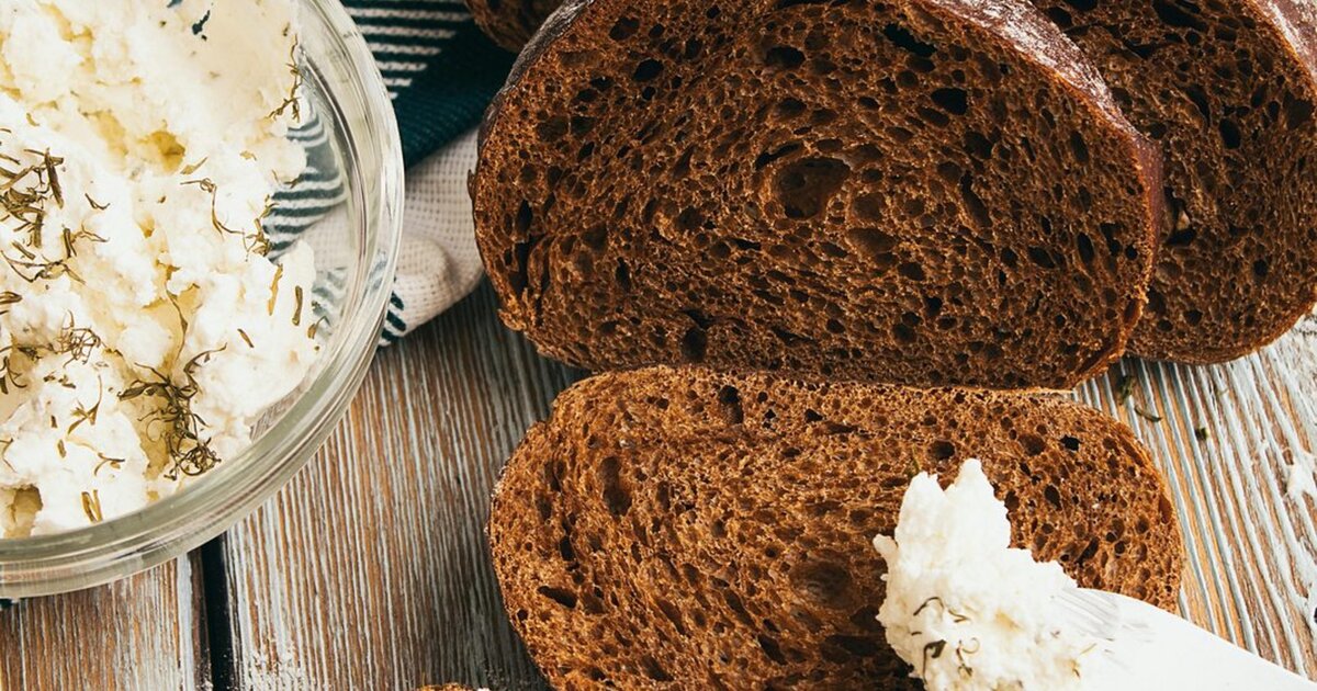 Läti rupjmaize (rukkileib) koos biezpiensiga (kohupiim) — Läti laua põhikomponendid.
