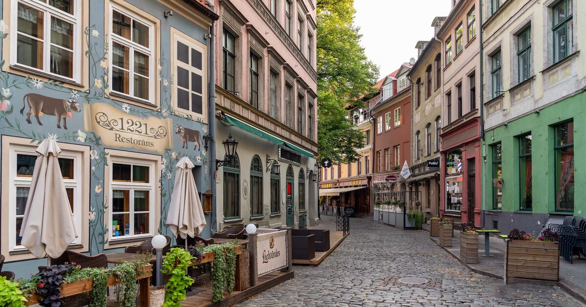 Restoranidega munakivisillutisega tänav Riia vanalinnas, Lätis.