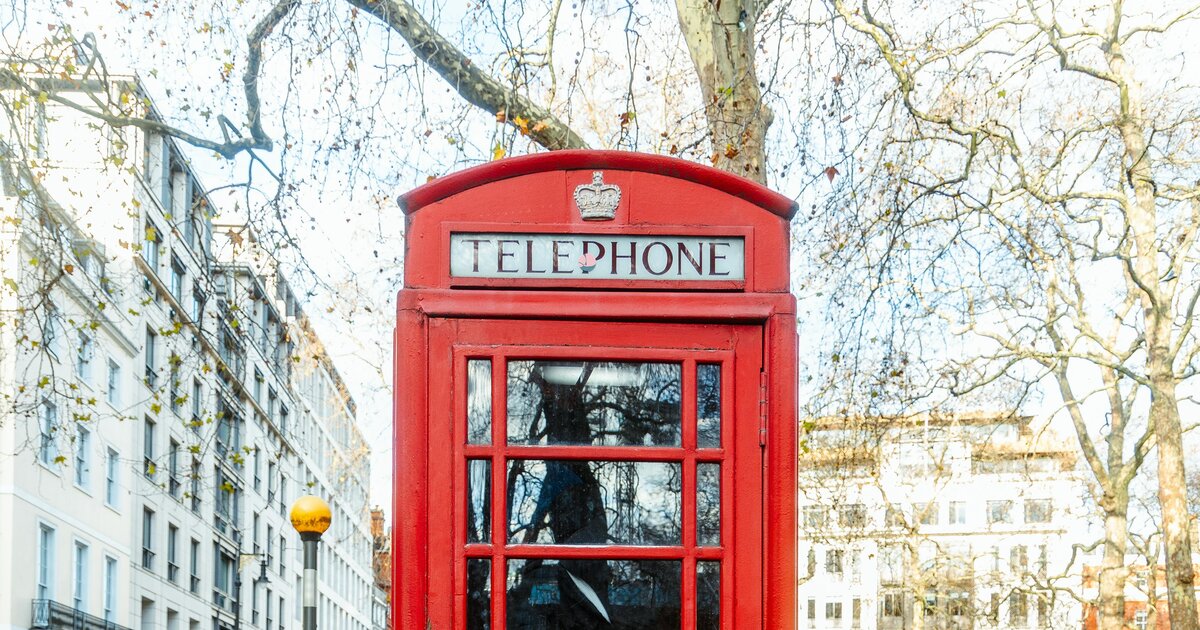 Klassikaline Londoni punane telefoniboks &mdash; Läti giidi ülevaade briti reisijatele, kes suunduvad Riiga.